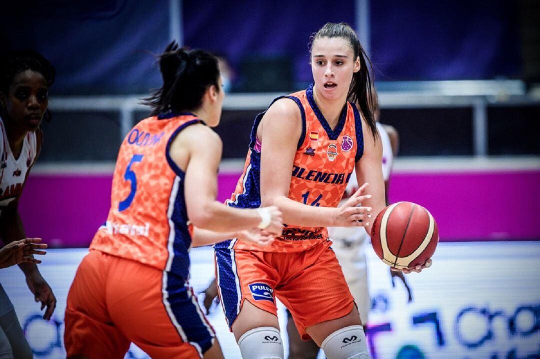 Raquel Carrera con Valencia Basket