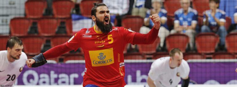 El jugador de la selección española de balonmano, Jorge Maqueda, celebra un tanto durante el partido del Grupo A entre España y Bielorrusia del Mundial de Balonmano de Catar.