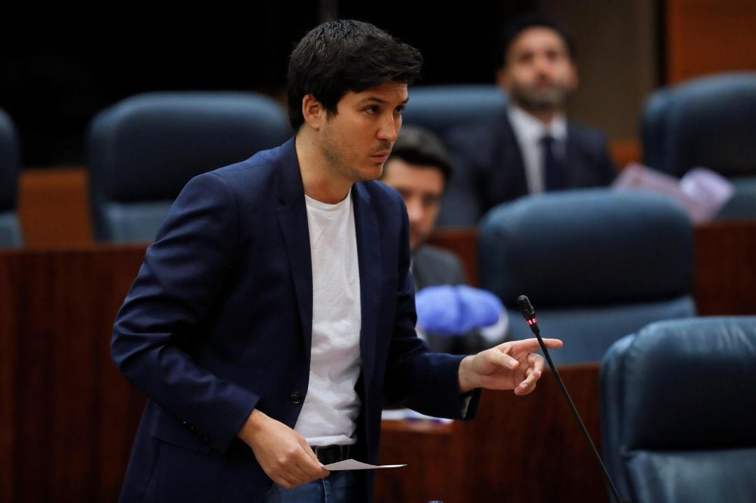 El portavoz del grupo parlamentario de Más Madrid, Pablo Gómez Perpinyà, durante su intervención en el pleno de la Asamblea regional del pasado viernes.