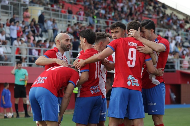 La plantilla celebra un gol