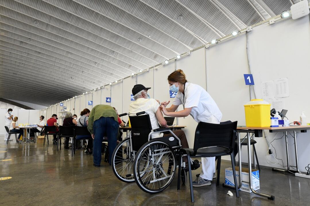 Vacunación en uno de los grandes centros habilitados por el Servicio Canario de Salud para suministrar la vacuna contra el Covid19 en Canarias