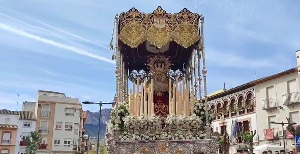 Paso de la Virgen de Caridad y Piedad de la cofradía de la Columna en la Plaza de España