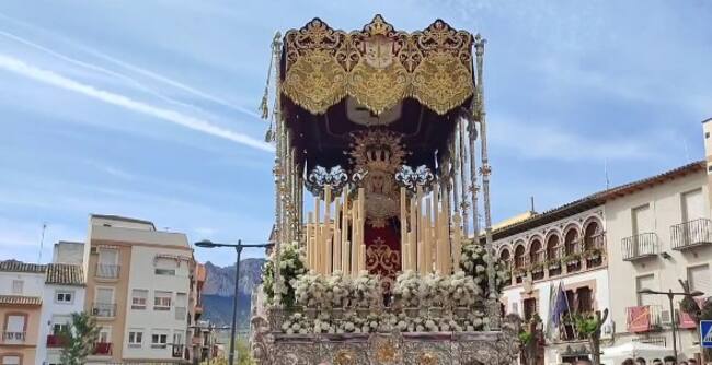 Paso de la Virgen de Caridad y Piedad de la cofradía de la Columna en la Plaza de España