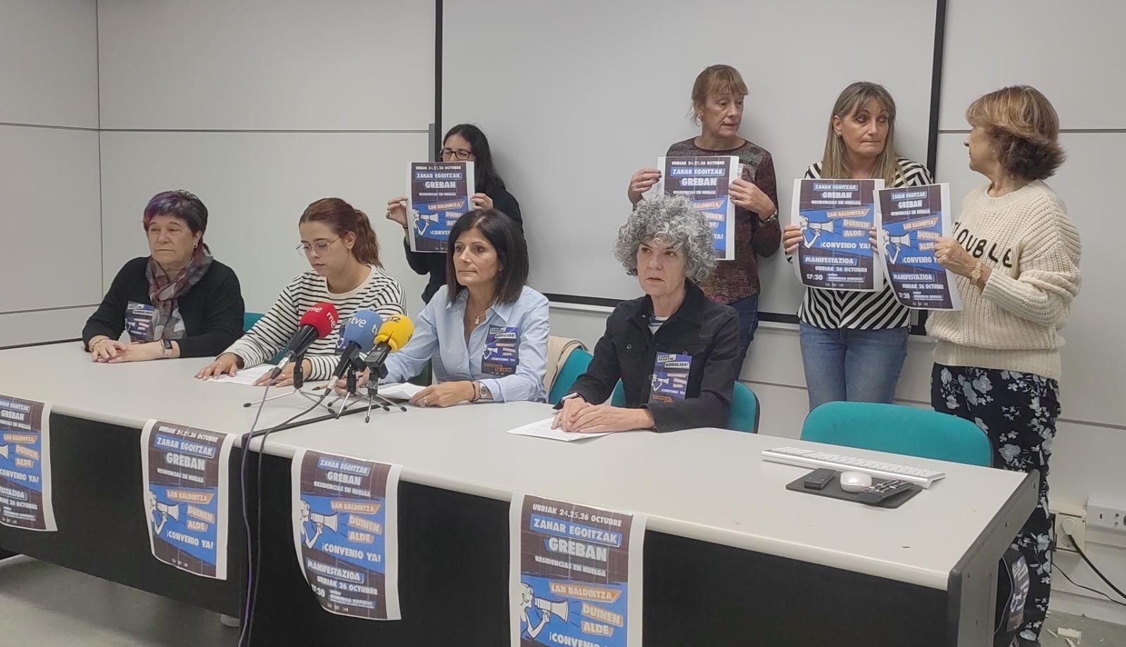 Las delegadas de ELA, UGT y LAB en la presentación de la convocatoria de huelga en las residencias navarras de mayores los días 24, 25 y 26 de octubre.