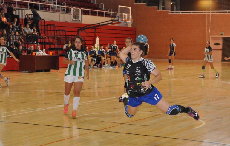 Alba Manzano lanzando a puerta