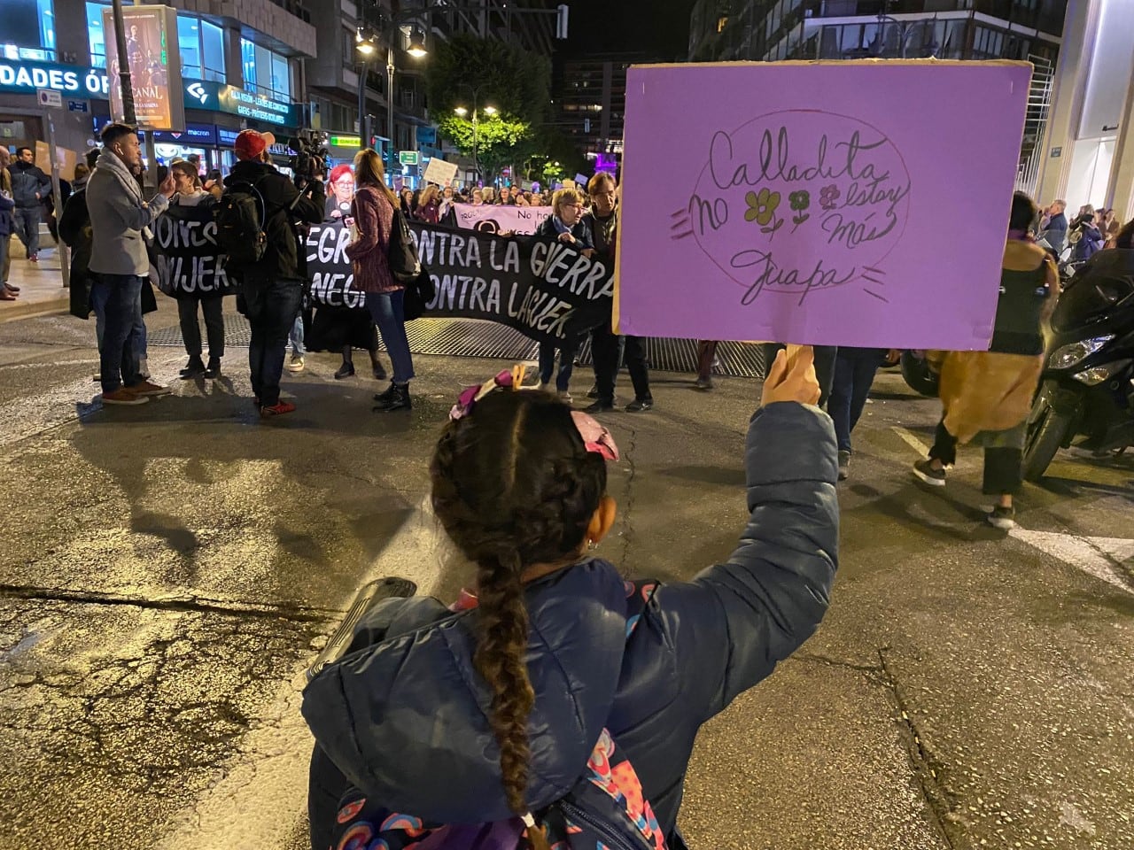 Una niña sujeta una pancarta en la manifestación del 25 de noviembre en València. El movimiento feminista clama contra la Violencia de género. En ella se lee &quot;Calladita no estoy más guapa&quot;. Fuente: propia