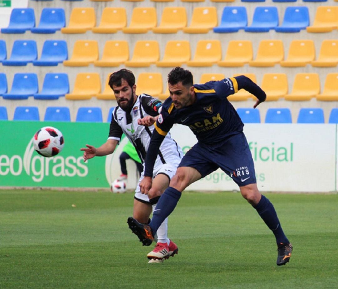 Chavero lucha el balón ante el CD Badajoz