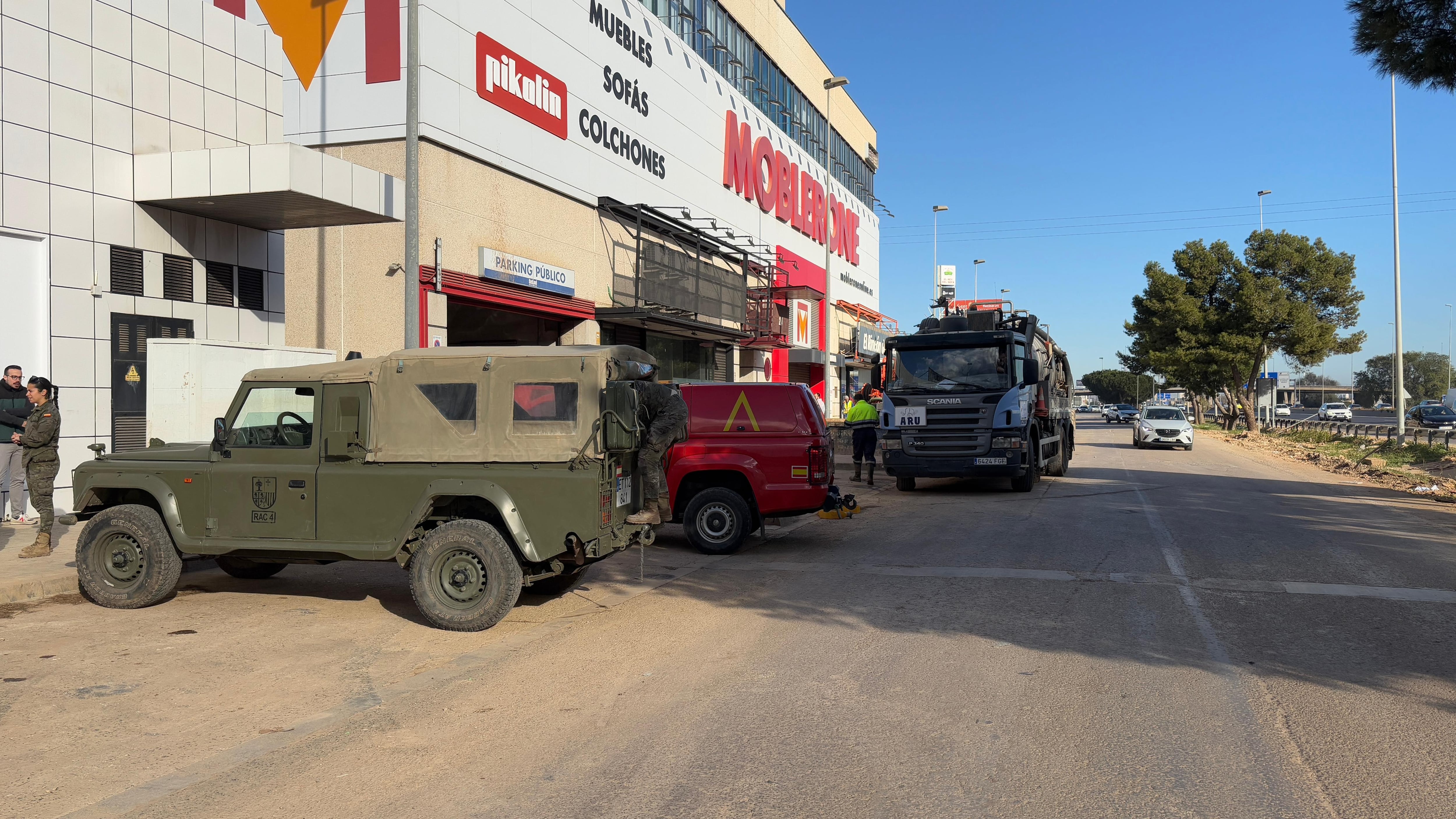 Militares trabajan sacando coches en sótanos de áreas industriales de Alfafar dos meses dspués de la DANA qeue asoló la provincia de Valencia.