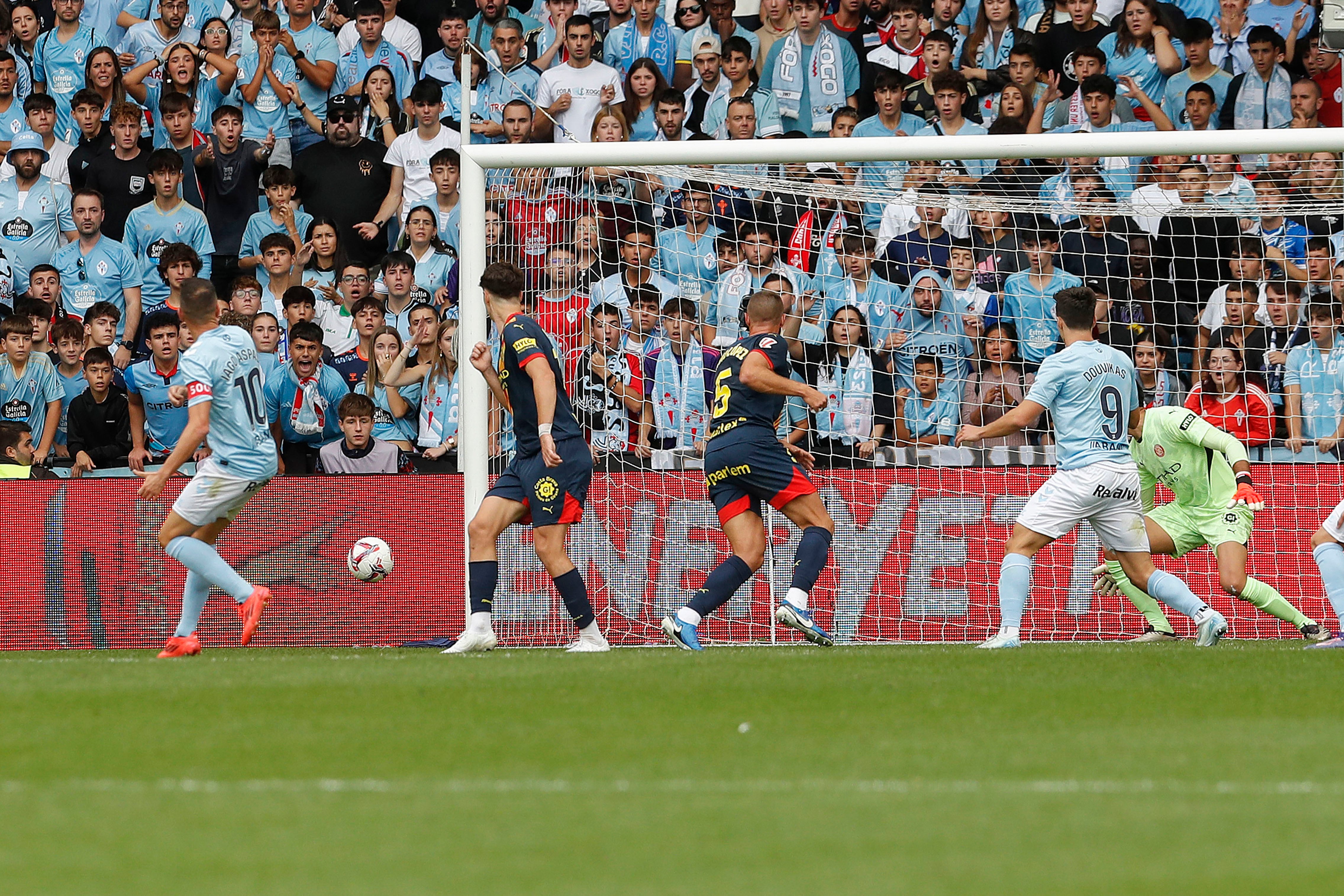 VIGO, 29/09/2024.- El delantero del Celta de Vigo Iago Aspas (i) anota su tanto durante el partido de LaLiga entre el Celta de Vigo y el Girona celebrado este domingo el estadio Balaidos de Vigo. EFE / Salvador Sas
