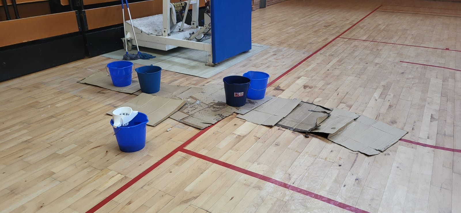 Goteras en el polideportivo del Cabanyal