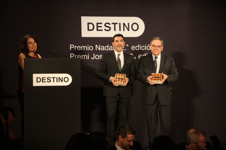 El escritor Víctor del Árbol, Premio Nadal 2016, y el periodista Lluís Foix, Premio Josep Pla, después de recibir los galardones