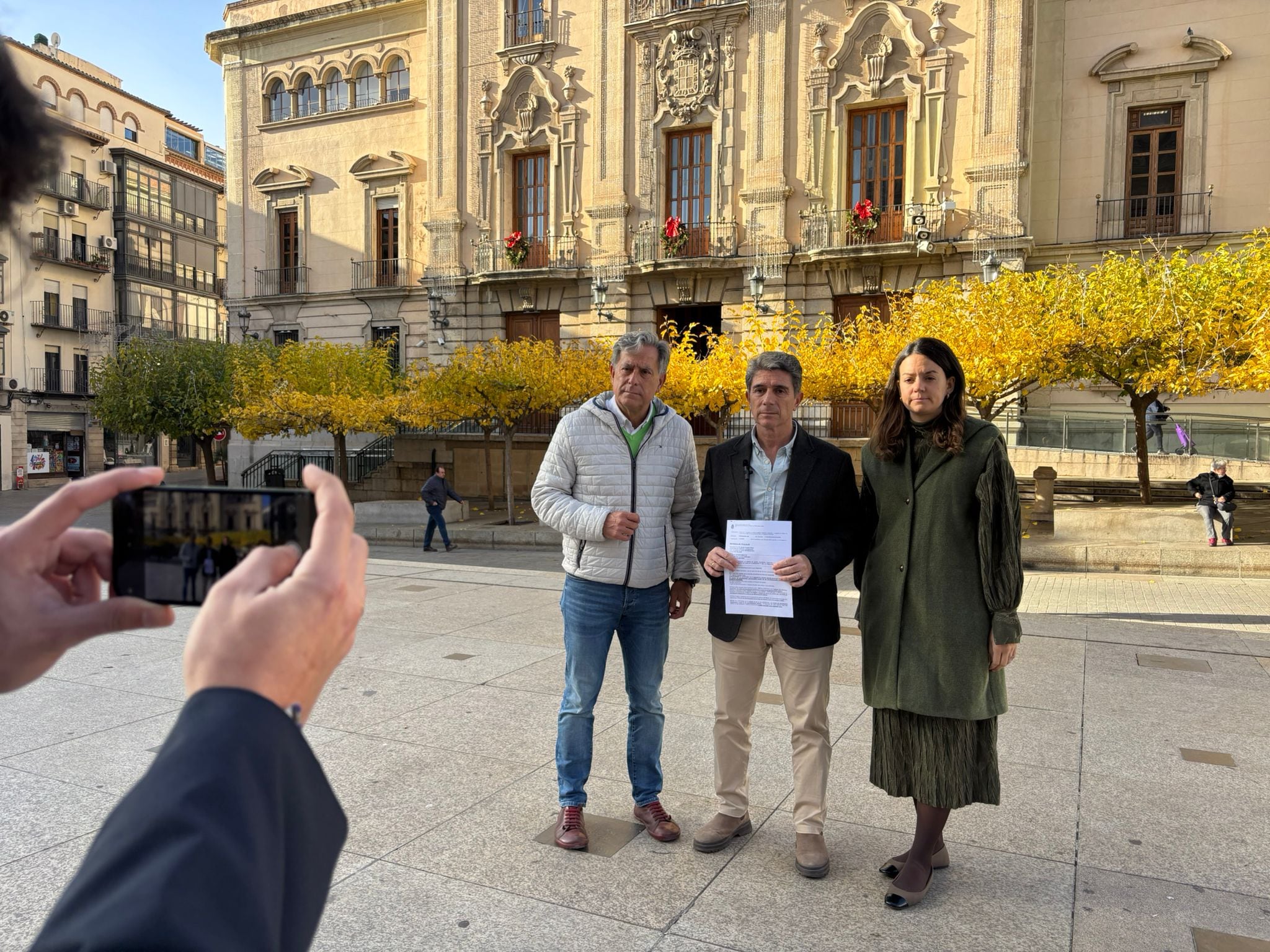 Antonio Losa, José María Álvarez y María Segovia, concejales del PP en el Ayuntamiento de Jaén, después de la rueda de prensa en la que han anunciado el recurso por la vía judicial a la cesión del servicio de Recaudación a la Diputación.