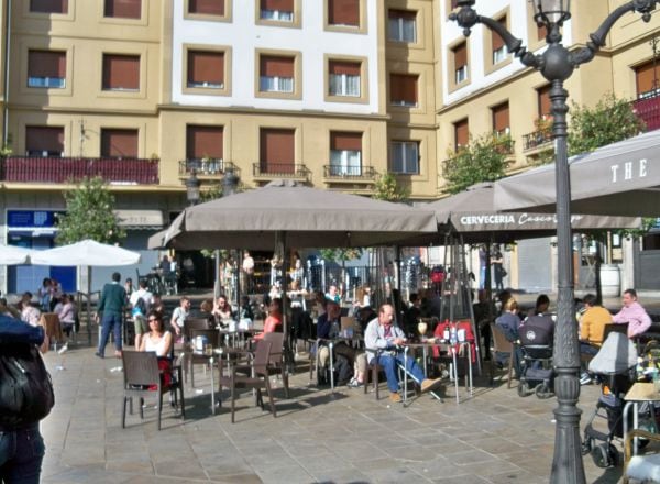 Clientes en terrazas de la Plaza Unamuno de Bilbao (archivo)