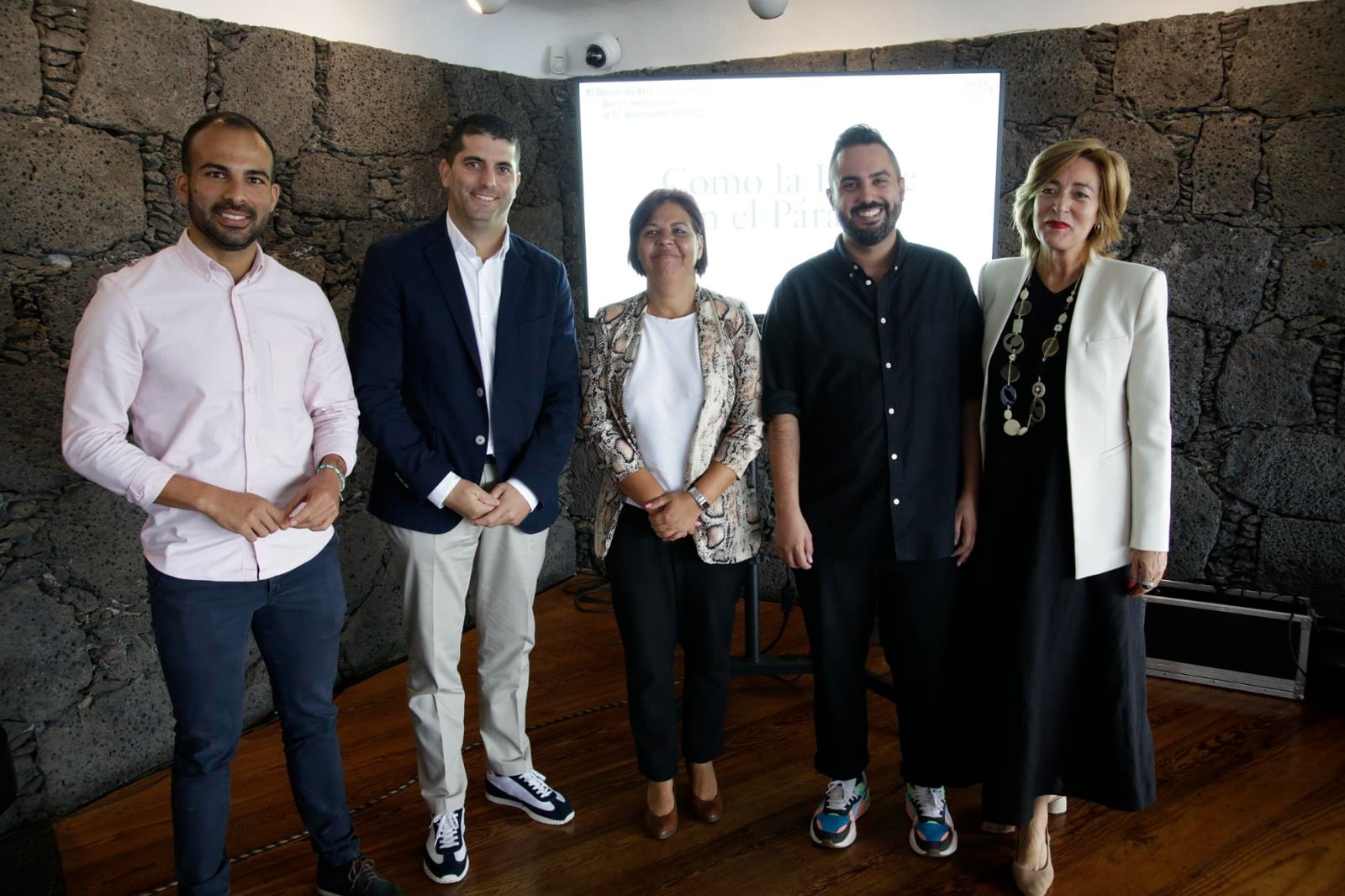 Autoridades municipales e insulares junto al comisario de la Bienal.