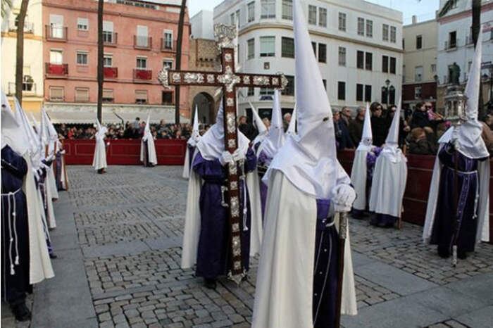 Inicio del cortejo de la Cofradía del Nazareno del Amor