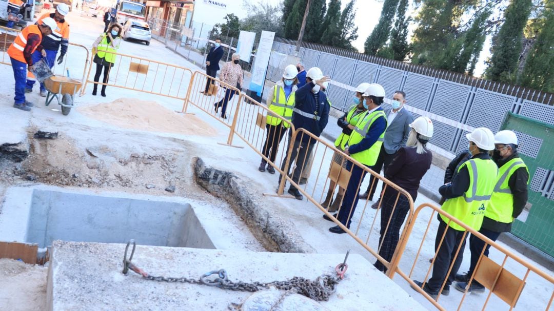 El alcalde de Murcia, José Antonio Serrano, y la gerente de Aguas de Murcia, Inmaculada Serrano, han supervisado el desarrollo de las obras