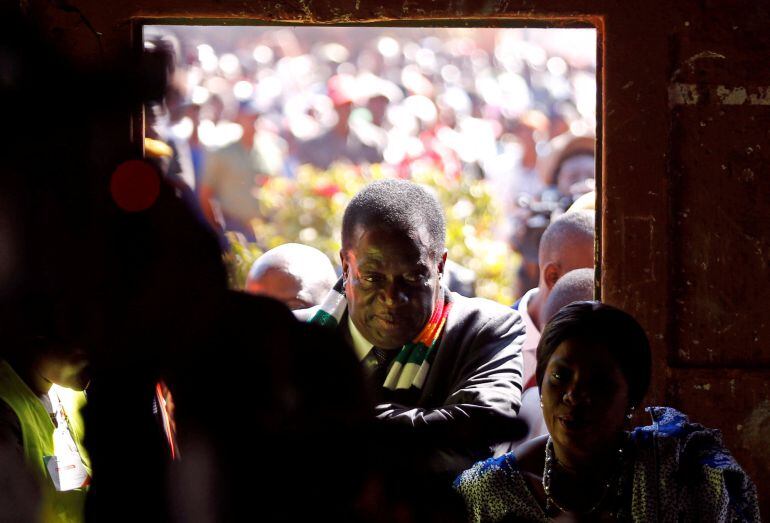 El presidente de Zimbabue, Emmerson Mnangagwa, acude a votar a un colegio electoral de Zimbabue