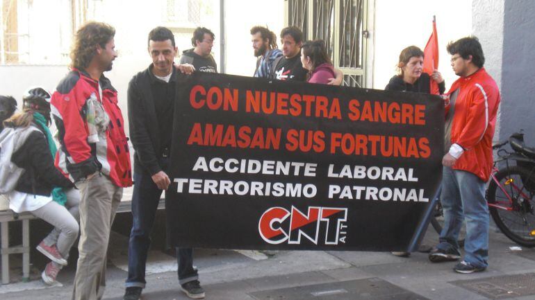 Afiliados de CNT con una pancarta en diciembre de 2012