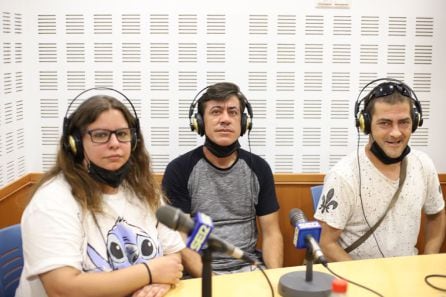 Familiares y trabajadores de Pan Recor en el estudio de Radio Córdoba Cadena SER