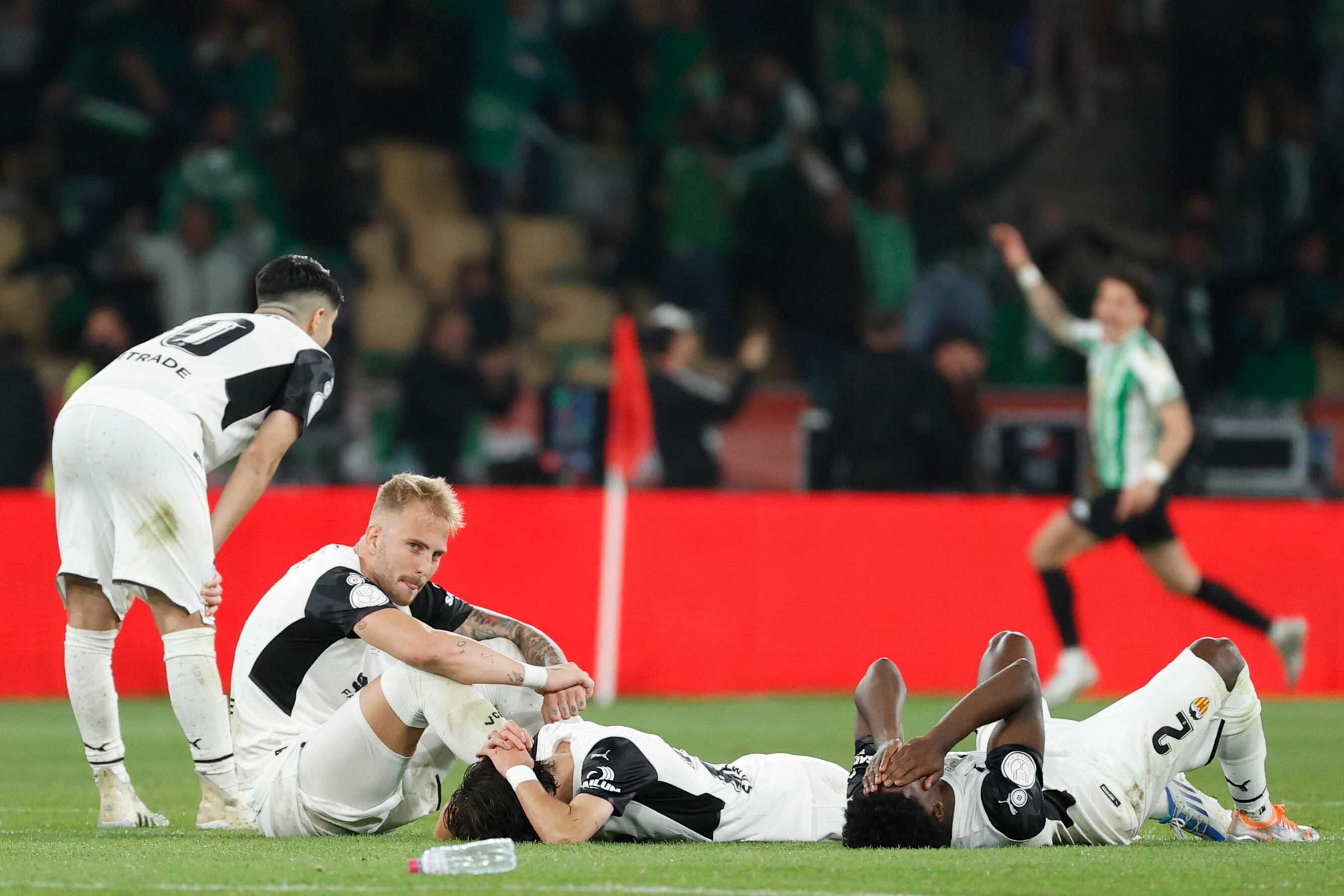 SEVILLA, 23/04/2022.- Los jugadores del Valencia lamentan su derrota ante el Betis tras la tanda de penaltis del partido de la final de la Copa del Rey disputado este sábado en el estadio de La Cartuja de Sevilla. EFE/Julio Muñoz