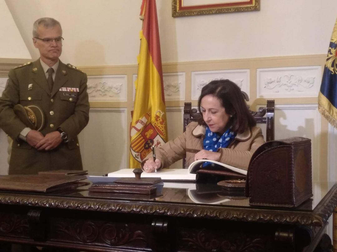 La ministra de Defensa ha firmado el libro de honor del Archivo General Militar