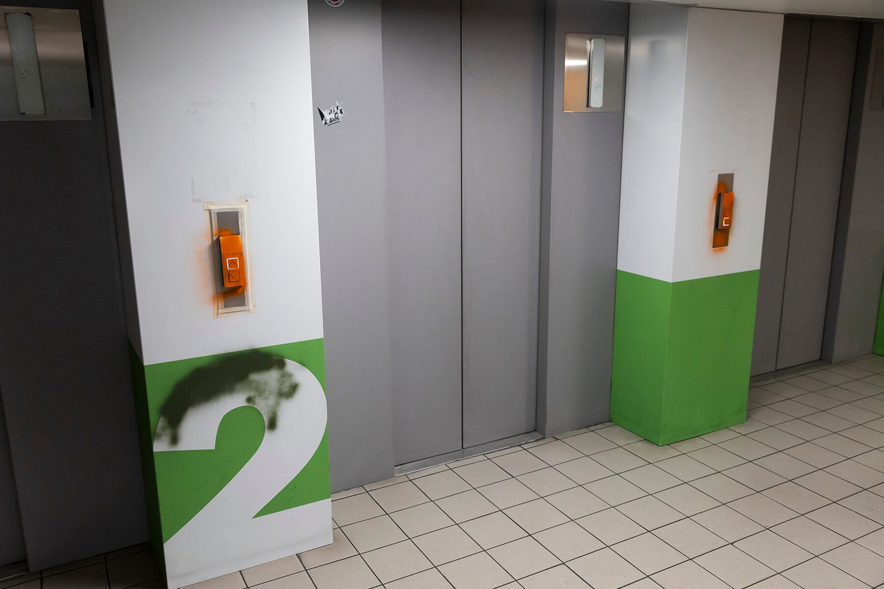 Pintades vandàliques a l'aparcament de Prat de la Creu.