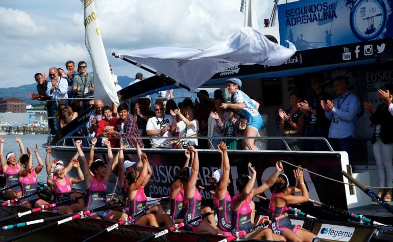 Las batelerak celebran el triunfo en la regata disputada en Pasaia