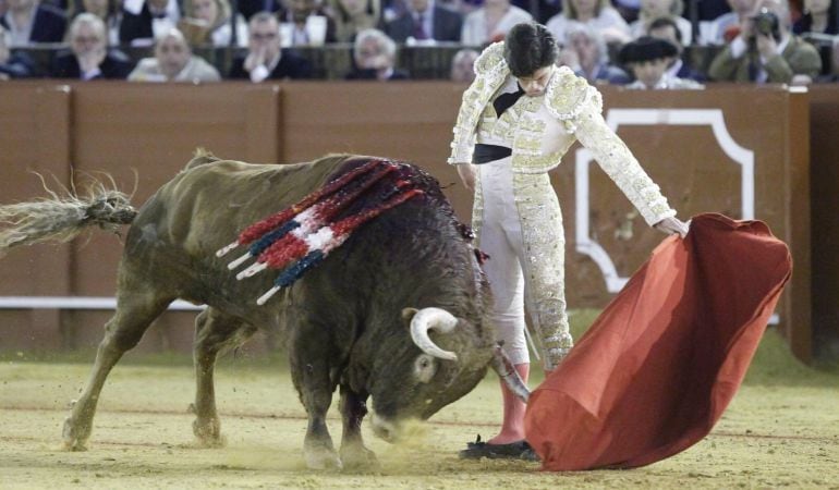 José Garrido, durante su faena al sexto toro de la tarde, al que cortó una oreja