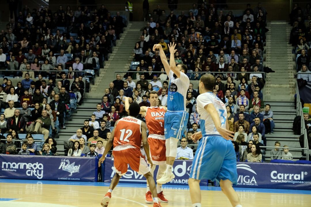 Kostas Vasileaidis, lanzando un triple en el partido ante el BAXI Manresa en Sar