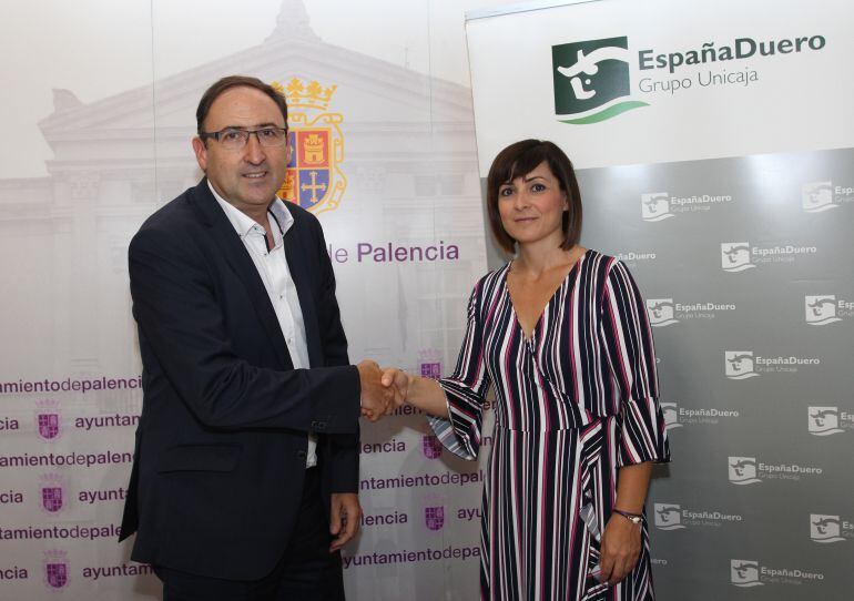 El alcalde de Palencia, Alfonso Polanco, y la directora territorial de España Duero, Margarita Serna