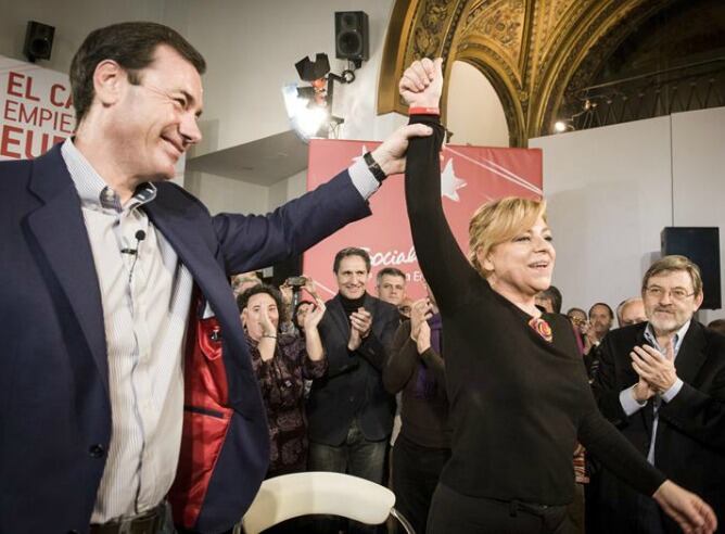 El secretario genreal del PSM, Tomás Gómez, y la vicesecretaria General del PSOE y candidata al Parlamento Europeo, Elena Valenciano, durante el acto de la precampaña para las elecciones europeas del 25 de mayo