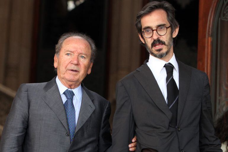 Josep Lluís Nuñez i el seu advocat, Cristòbal Martell, a la sortida de l'Audiència de Barcelona el 29 de juliol de 2011