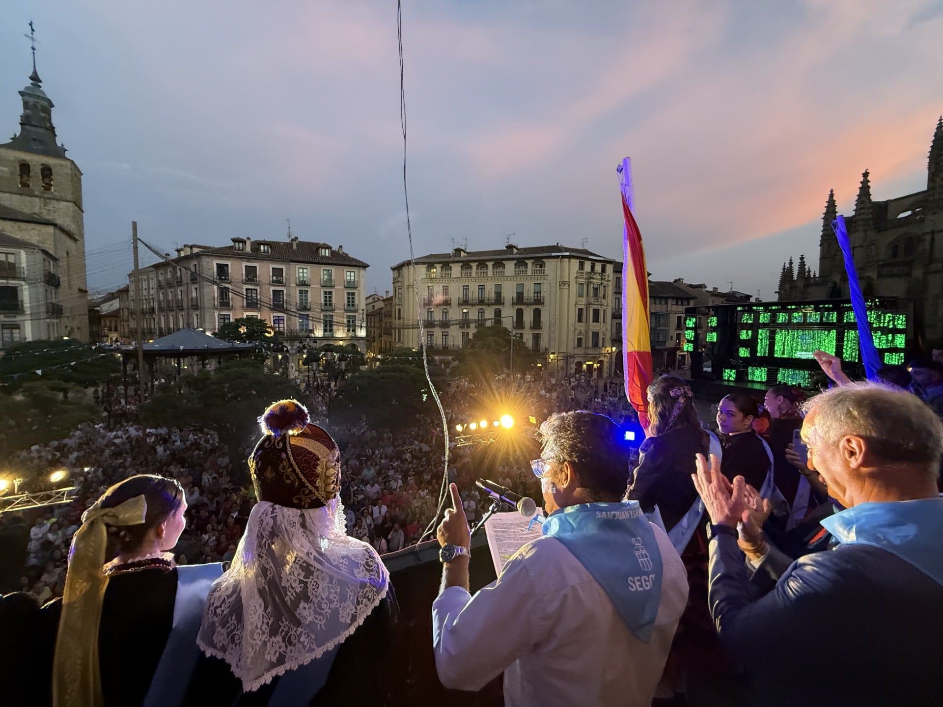 Inauguración oficial de las Ferias y Fiestas de San Juan y San Pedro de Segovia 2025, desde el balcón del Ayuntamiento en la Plaza Mayor
