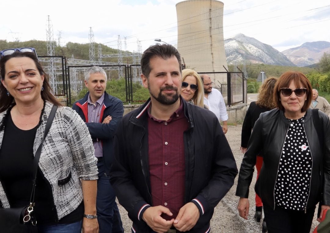 Luis Tudanca, frente a la central térmica de Velilla del Río Carrión (Palencia), en una de sus visitas durante la campaña electoral