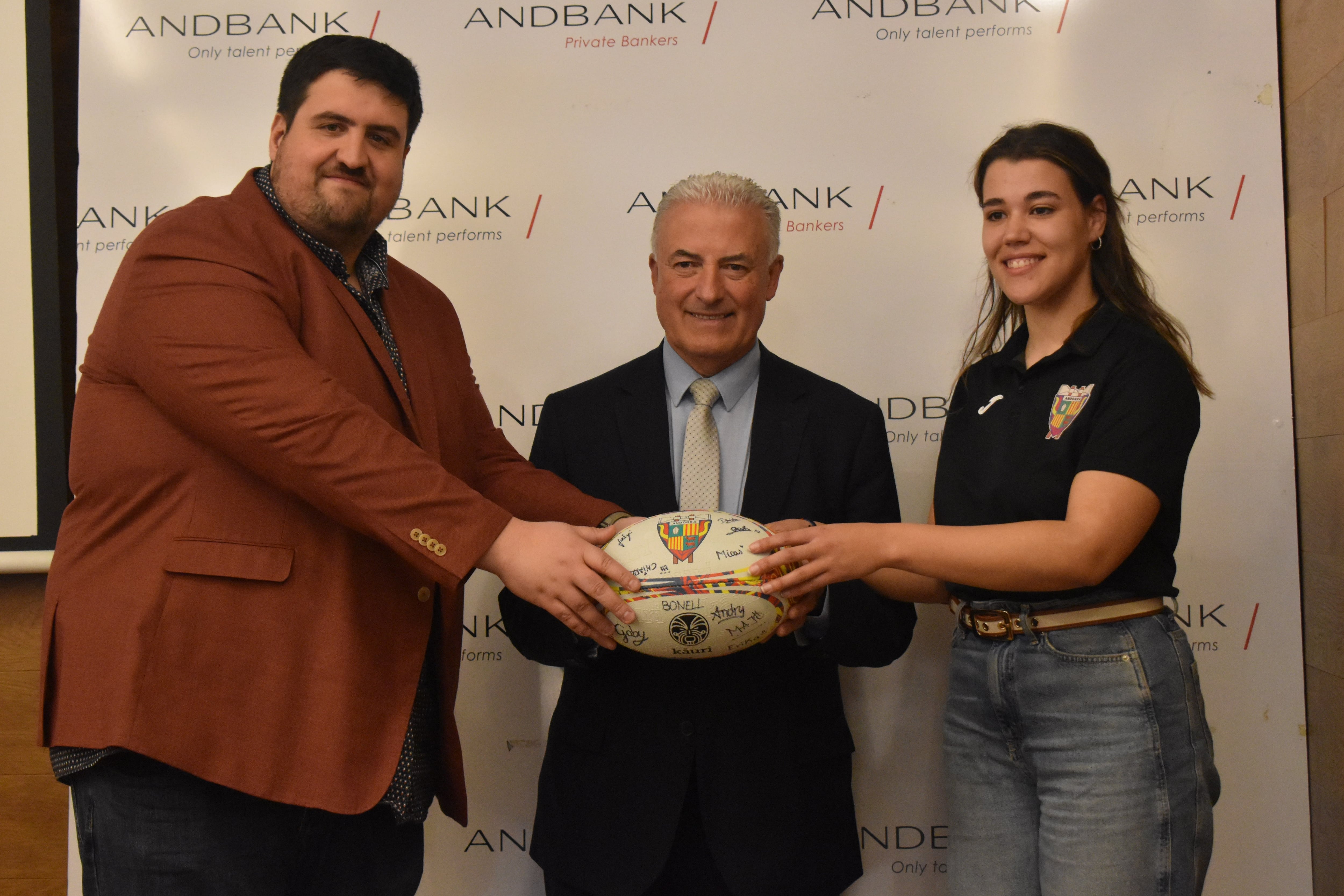 La jugadora Andreia Teixeira, el president del VPC, Eric Risco, i el sots-director general d’Andbank, Josep Maria Cabanes, durant la presentació del nou patrocini de la secció femenina del club.