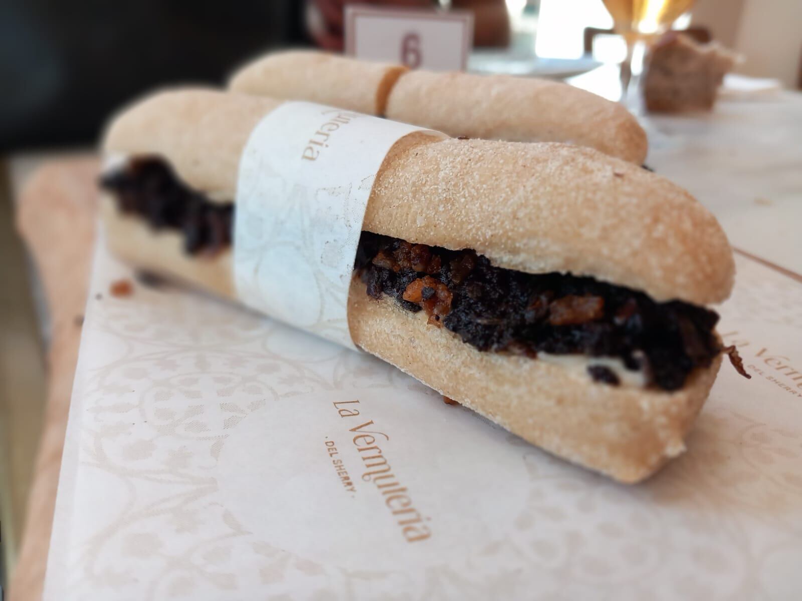 Purito de morcilla con torrezno y ajo asado