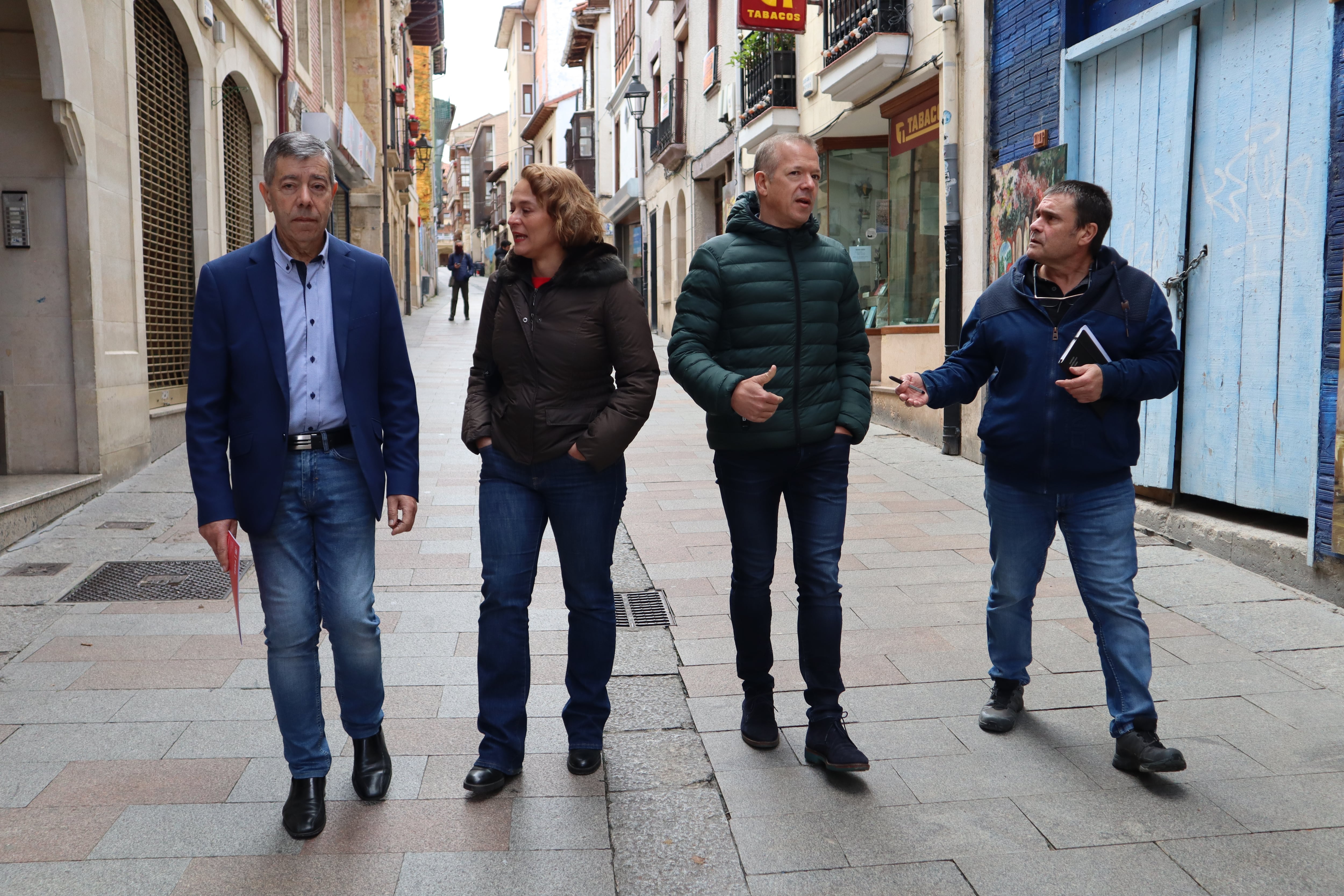 El expresidente del Senado, Ander Gil (2º dcha) en las calles de Medina de Pomar junto al procurador Jesús Puente (1º dcha) y el alcalde de Medina, Isaac Angulo