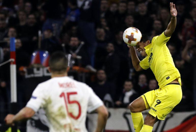 Bacca disputa un balón con Jeremy Morel del Olympique Lyonnais 