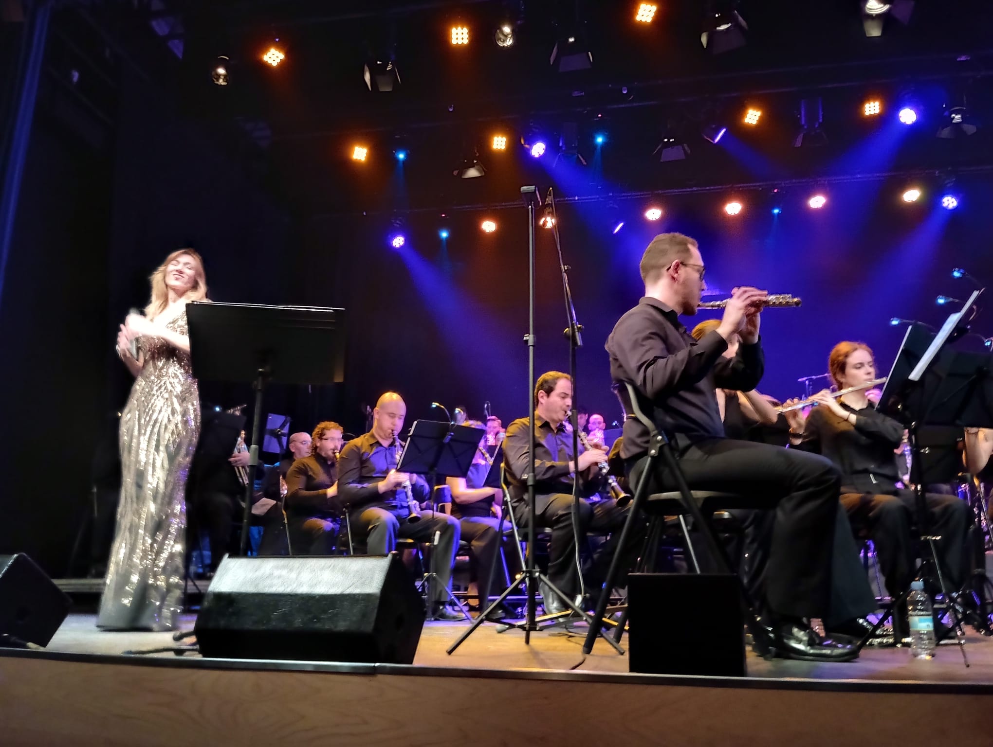 Melisa Fernández (a la izquierda), con la Banda Municipal Villa de Aranda