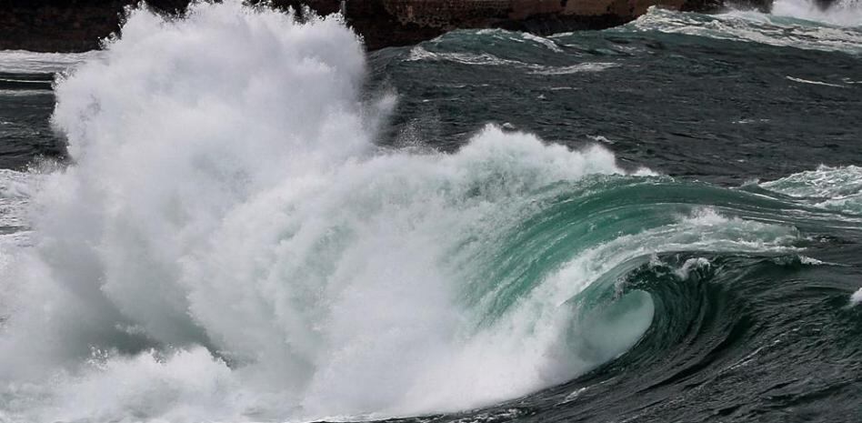 El aviso de fuerte oleaje se mantendrá durante todo este lunes