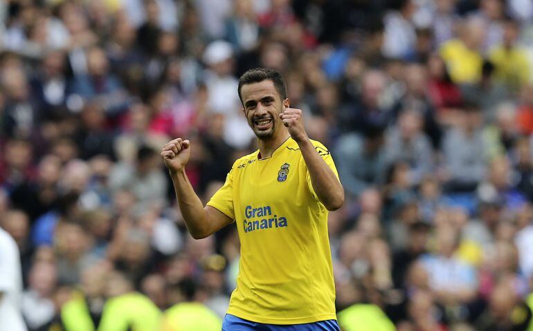 GRA173. MADRID, 31/10/2015.- El centrocampista de Las Palmas Hernán Santana celebra el gol que ha marcado, el primero de su equipo frente al Real Madrid, durante el partido de la décima jornada de la Liga de Primera División que se juega hoy frente al UD Las Palmas en el Santiago Bernabéu. EFE/Ballesteros