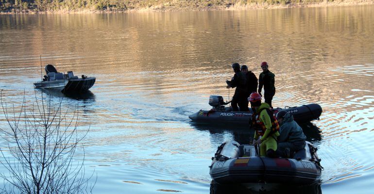Moment en què els equips d'emergència van remolcar la barca recuperada on navegava el caçador desaparegut. 