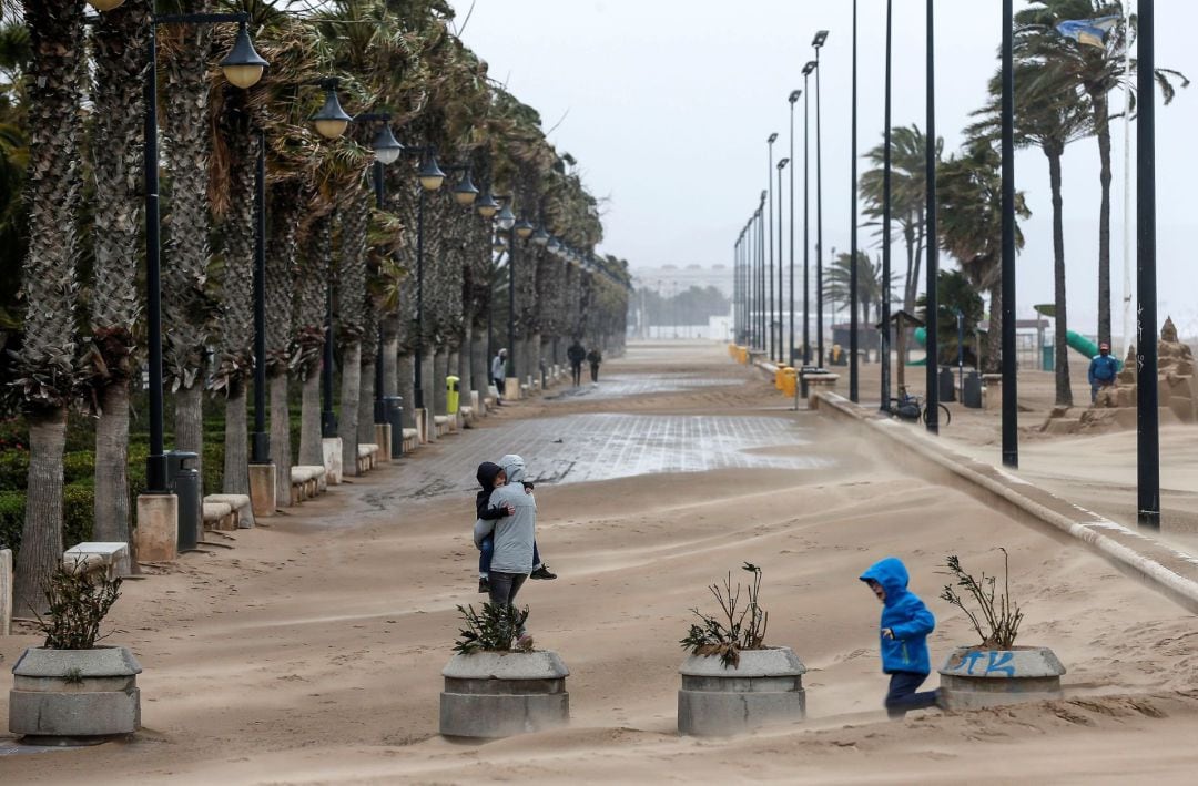 El paseo de la Malvarrosa, atípicamente vacío en el Domingo de Resurrección 