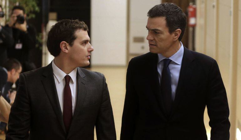 El secretario general del PSOE, Pedro Sánchez (d), y el presidente de Ciudadanos, Albert Rivera (i), antes de la reunión que han mantenido hoy en el Congreso.