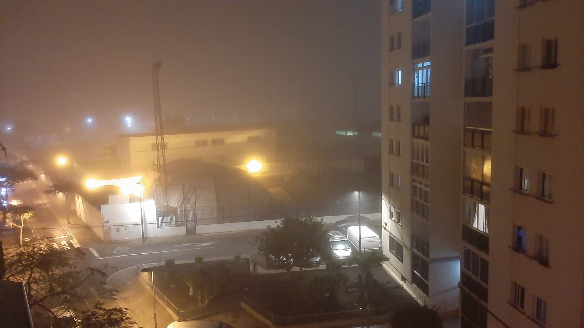 Una densa capa de niebla cubriendo Arrecife, capital de Lanzarote.