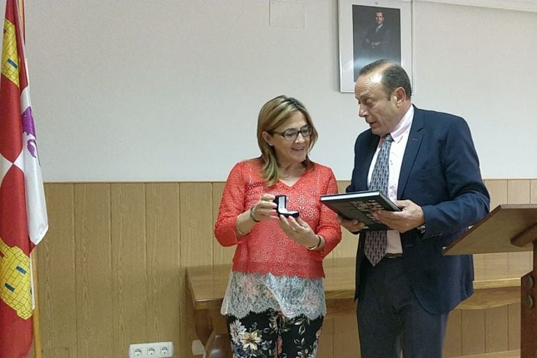 La presidenta de la institución provincial durante la recogida del premio SERBAL en Pobladura del Valle el pasado 2 de junio 