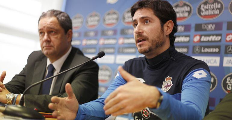 El entrenador del Deportivo, Víctor Sánchez, acompañado por el presidente de la entidad, Tino Fernández, durante la rueda de prensa ofrecida hoy en la que se ha anunciado su continuidad hasta el 30 de junio de 2017 al frente del banquillo del club gallego