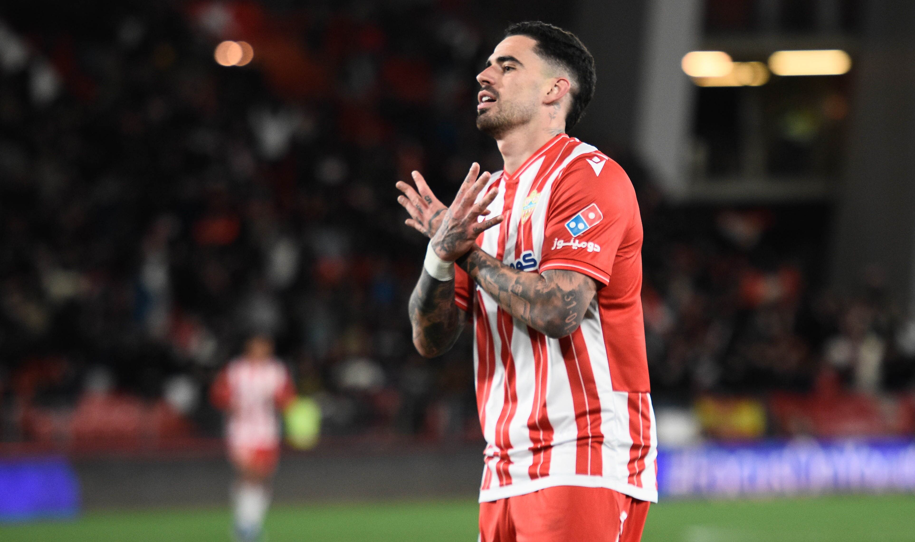 Parece que lleva ya media Liga en el Almería e incluso varias temporadas de rojiblanco en la UDA.