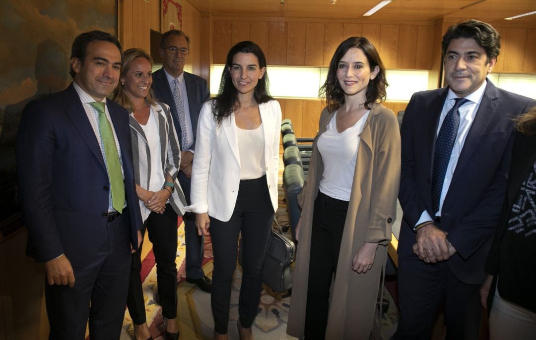 La candidata de Vox a la Comunidad de Madrid, Rocío Monasterio, con su homóloga en el PP, Isabel Díaz Ayuso, junto a miembros del comite negociador del PP de Madrid.