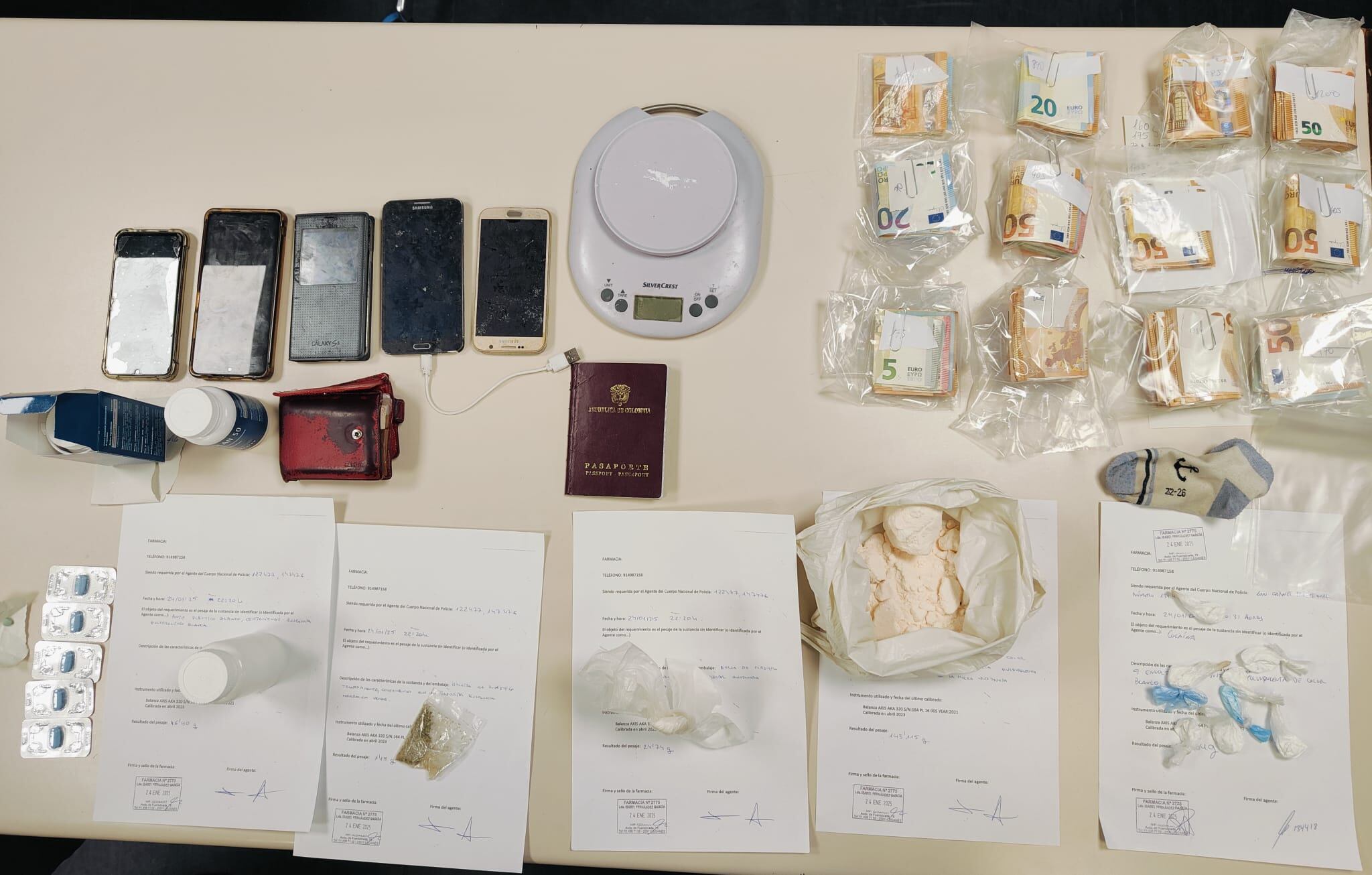 Las sustancias y el dinero intervenidos en Leganés